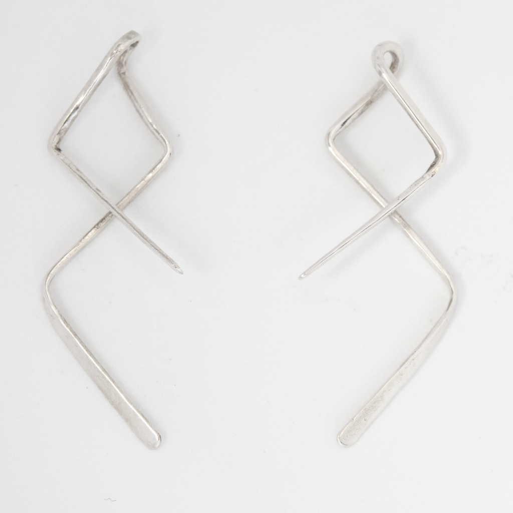 Curved linear twist earrings