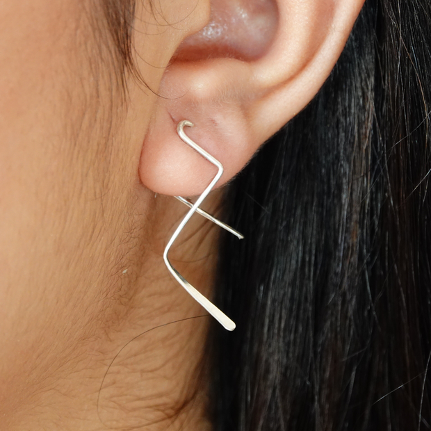 Curved linear twist earrings